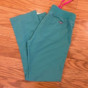 Figs Livingston Basic Scrub pant size Medium/ Tall in Surgical Green